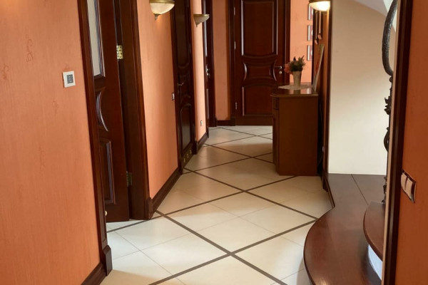 Отдельно стоящее здание в историческом центре Львова